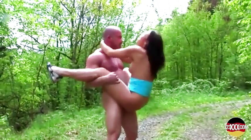 Tatlı kız açık havada biraz emiyor ve sikişiyor