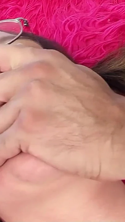 Moment épique de « "Une demi-sœur ringarde moche à la chatte touffue et à lunettes séduit pour le sexe de défloration »