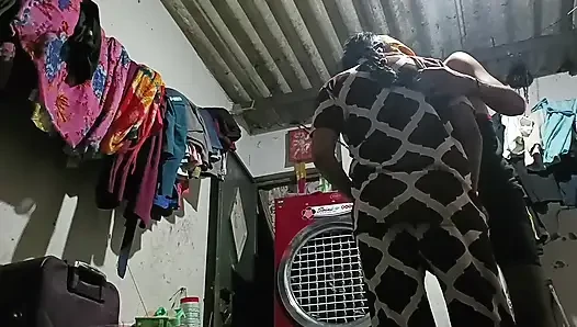 Obwohl der Ehemann im zimmer ist, wird der schwager am Ende beiden im zimmer gezeigt.
