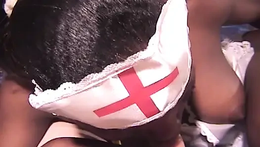 Azgın zenci hemşire mükemmel yüzüne sıcak döl alıyor