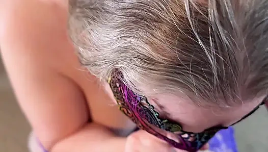 Женушка делает удивительный минет и глотает гигантскую порцию спермы - крупным планом в видео от первого лица