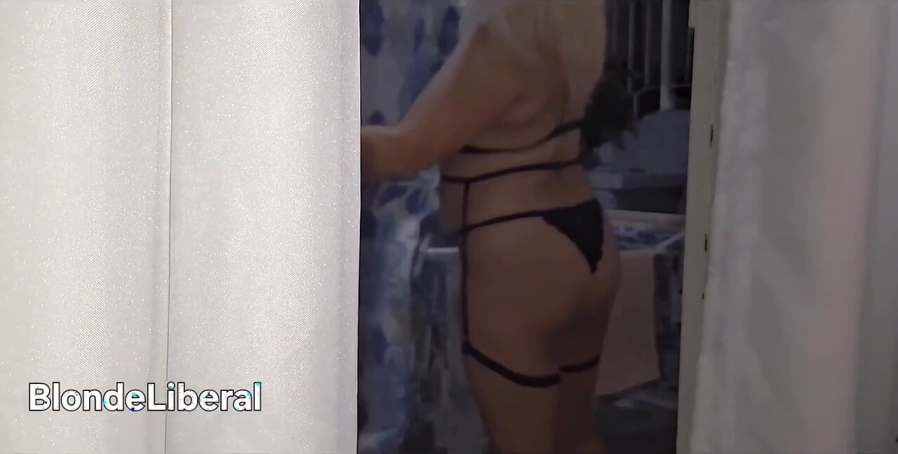 Uma dona de casa sem vergonha se exibindo para os transeuntes na rua enquanto seu marido está no trabalho