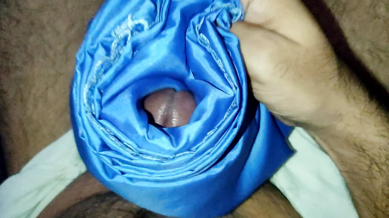 پورن دست جاب با لباس ساتن و سیلک - سکس و مالیدن روی شلوار (۱۵۲)