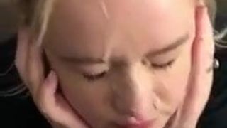 Blondes Mädchen bekommt ihr Gesicht mit Sperma bedeckt