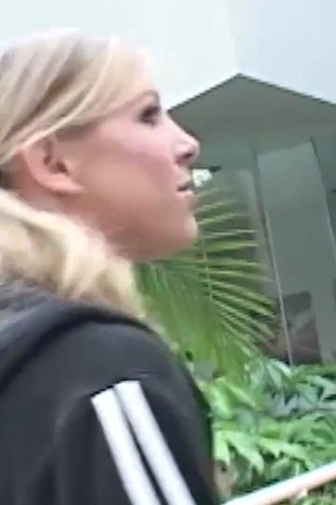 Il gère cette salope comme un pro en montrant qu’il sait se déplacer.