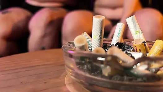 Chubby merokok dan kemudian bermain dengan vagina temannya