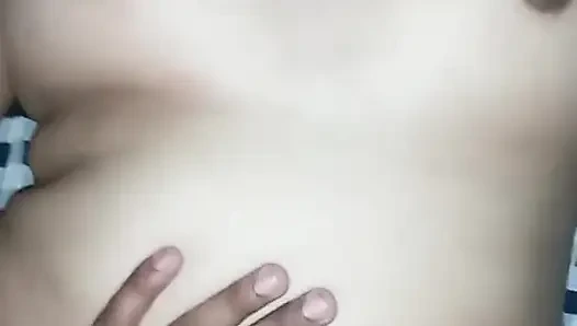 Eva ngentot memeknya habis-habisan sampai dia mandiin memeknya pakai susu