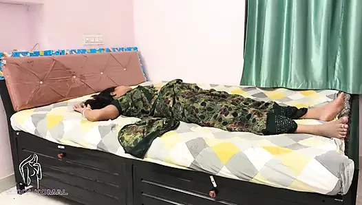 Komal araziyi eski kanepesinde ayakta bırakmaya başladı ve sonra