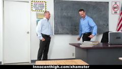Innocent middelbare school meisje neukt haar beide leraren