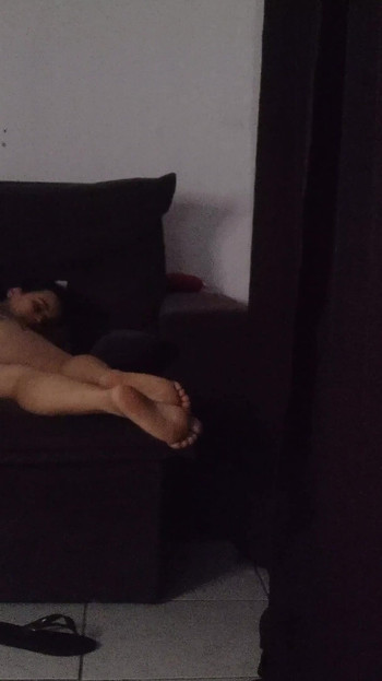 Kiefer-fallender moment von "stiefmutter teilt sofa mit stiefsohn"