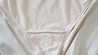 Cumming auf Unterwäsche der Schwiegermutter