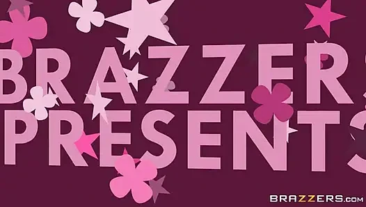 Brazzers - это День игры с семьей, когда эта горячая милфа сидела на моих коленях