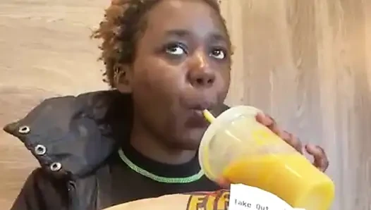 Öffentlicher McDonalds Mukbang