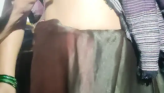 Evli kadın genç amcığını kocasına gösteriyor