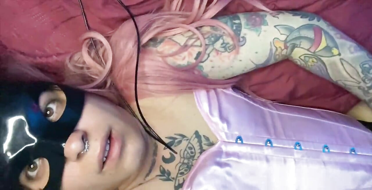 Он ударил зайчика тугую задницу, глубокую глотку и кримпай