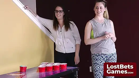 Cesur bir striptiz Hava Pong hareketi rakibinin vuruşunu çıldırtıyor