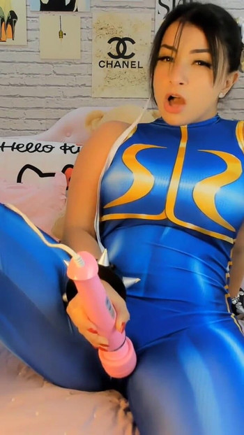Zapanjujući trenutak iz "Chun Li cosplay pušenje ahegao i ŠPRICANJE U TAJICAMA NAKON ŠTO JE SVRŠILA S HITACHI VIBRATOROM"