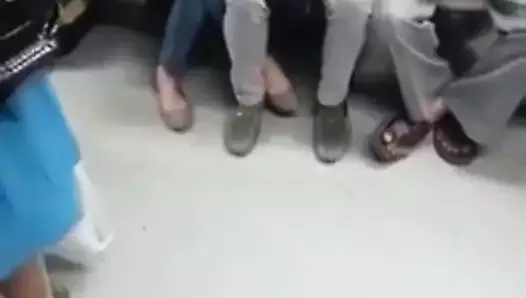 Пара занимается физкультурой в метро Дели под открытым небом 1