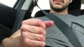 Ragazzo che si masturba nella sua macchina