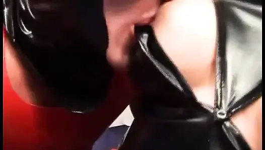 Geiles latex-schätzchen wird im badezimmer hart gefickt