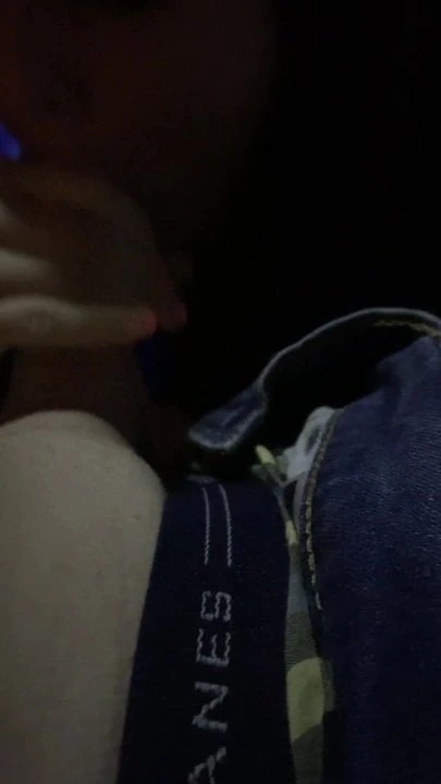 Instahoe chupa brinquedo de menino em público