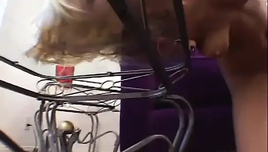 Молодая блондинка с кримпаем для тугой киски внутри ее задницы огромным членом