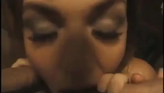 Студентка первого курса Mazzie Paige нужно пройти некоторые жесткие вызовы Iduring кампусной вечеринки