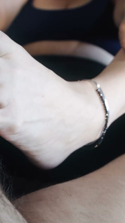 Milf en intenso footjob en una tarde de invierno