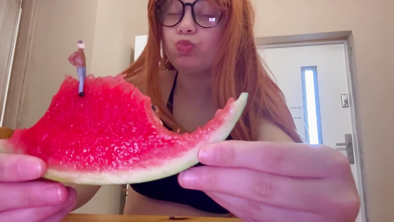 Jätte styvsyster äter vattenmelon och liten styvbror tittar på henne äta vattenmelon utsökt sedan jättinna styvsyster