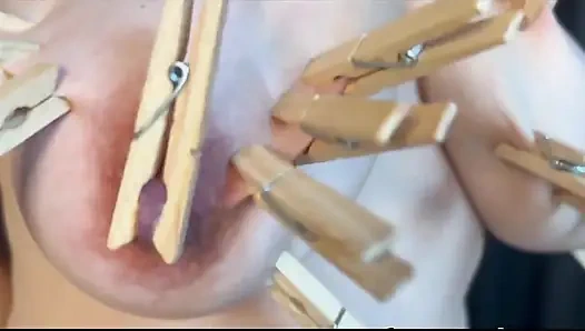 Göğüslerim ve meme uçlarımla çok fazla mandalayla oynarken izlemeyi sevenler