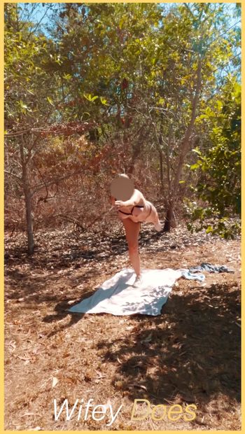 Ma femme fait du yoga en public nue en exhibant son corps parfait dans cette défi exhibitionniste risquée.