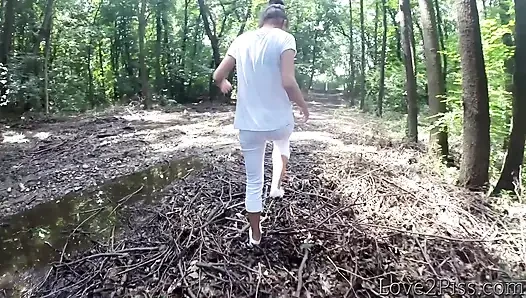 Pissen im wald