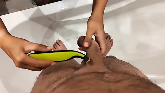 Seksi karımın yeni işi. Penisi tıraş etmeye ve mastürbasyon yapmaya yardımcı olur