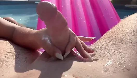 Blowjob di kolam renang dan kemudian kami pulang ke rumah untuk melanjutkan