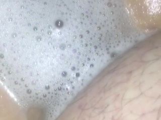 Deutsche mollige Männer baden seinen kleinen Schwanz