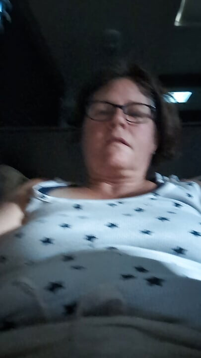 Se furișează o matură sexy de vârf, bunică sexy cu degetele în pizdă, joc solo