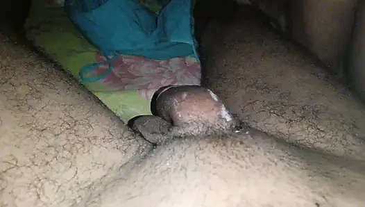 Aku menyetubuhinya dan membuatnya muncrat, itu sangat seksi.