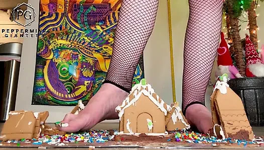 Giantess Noel köyü ağır çekimde zencefilli çörek evlerimi mahvediyor