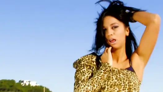 Cowok ini bawa cewek imut rambut cokelat ke pantai untuk jalan-jalan dan dia malah ngentot memeknya habis-habisan