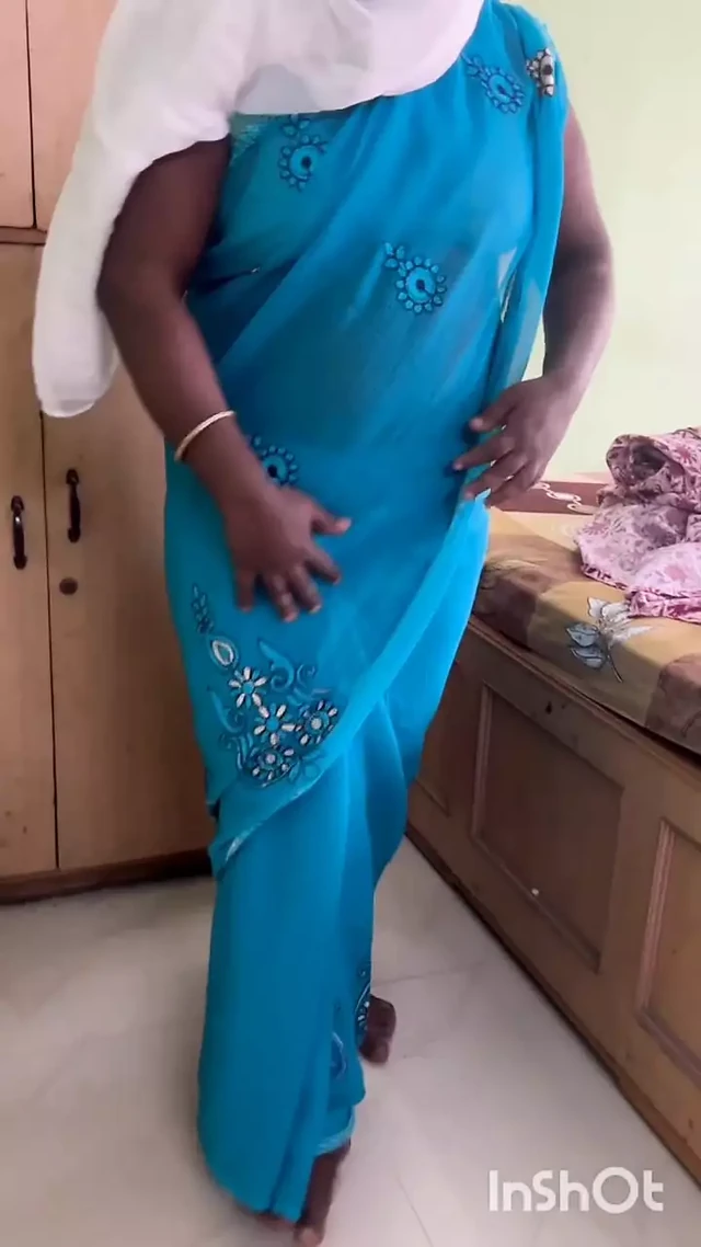 Saree wearing hot sexy Chennai aunty