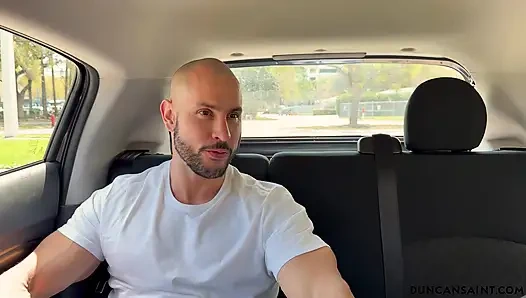 Sopirku adalah tante rambut pirang yang gila