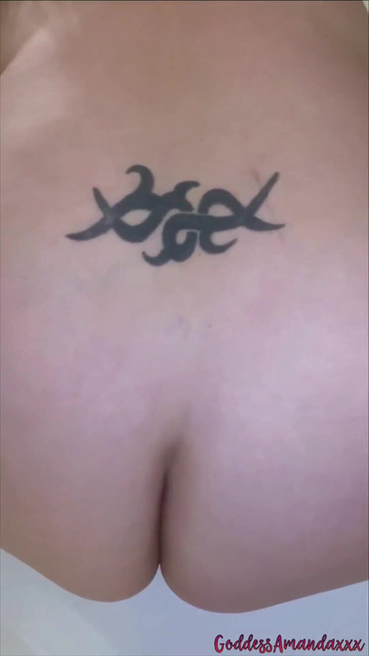 Mächtiger moment von "Neck dich mit meinem kurvigen körper und heißem pinkeln"