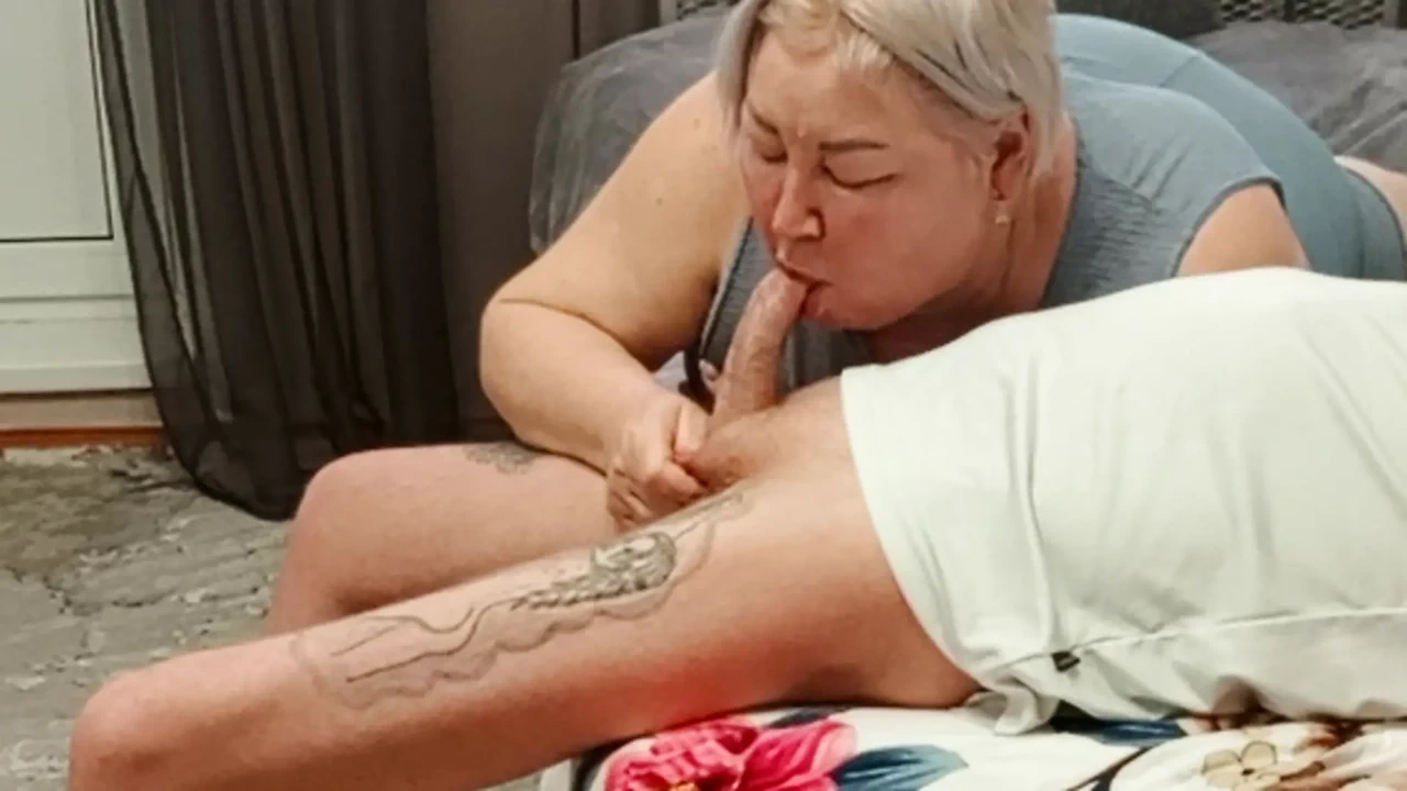 Stepmom gives blowjob to enjoy hot cum