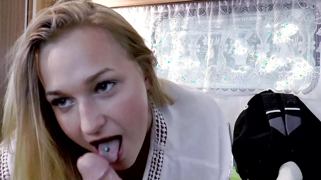 זרה יפה מקבלת את הכוס שלה נחבט על ידי הזין של זקן