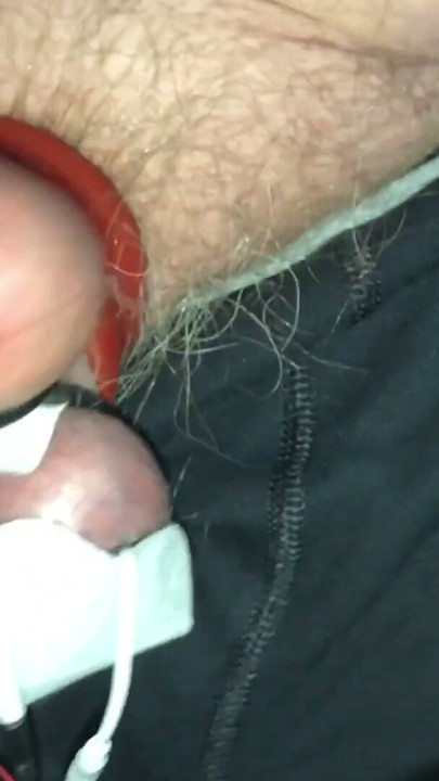 Skrittet mitt er innpakket og bundet stramt med silikonpenisringer og ball splitter. Estim-elektroder sender elektriske pulser | Klipp 1