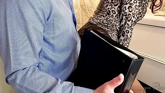 Sekretaris baruku adalah penjaga... Toket dan mulutnya dicrot dua kali