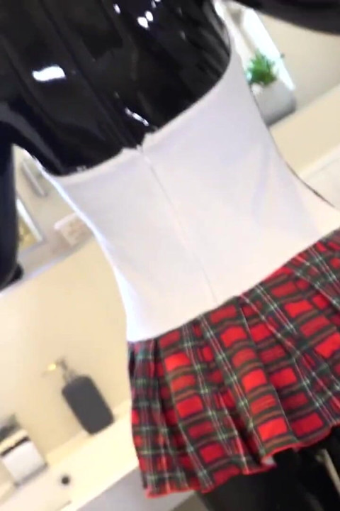 Ma petite poupée sexuelle adore me dorloter dans du latex moulant