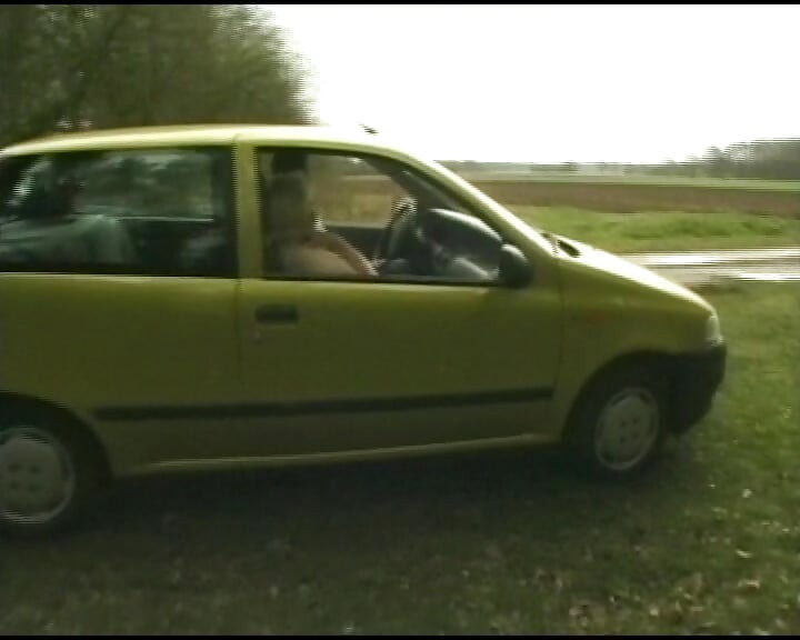 Mollige deutsche MILF bekommt ihre muschi gefingert und im auto geleckt