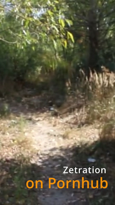 그녀는 순진한 척하지만, 그녀의 입은 그렇지 않으면 마스크 야외 POV BJ 말한다