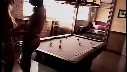 Harter gangbang für zwei schlampen